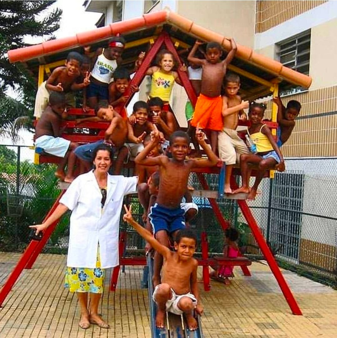 Dra. Laudicéa com crianças em playground